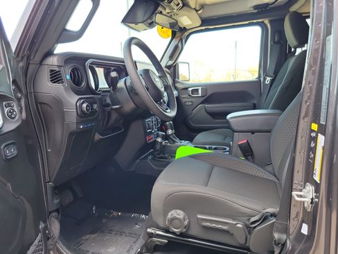 Used 2025 Jeep Wrangler Unlimited Rubicon 4xe w/ Safety Group AWD/4WD image 7