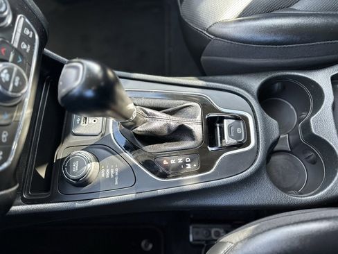 Used 2023 Jeep Cherokee Altitude Lux image 21