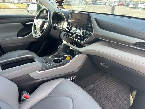 Used 2024 Toyota Highlander XLE image 14