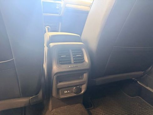 Used 2024 Volkswagen Tiguan SE image 18