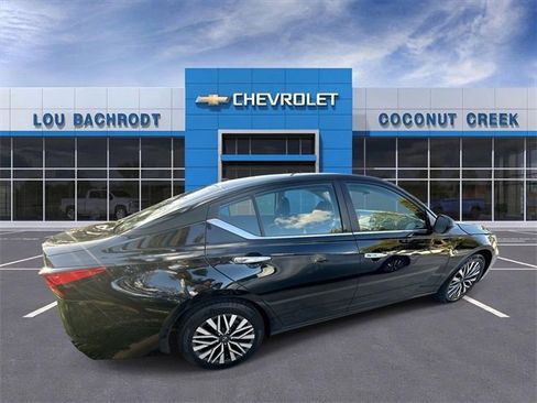 Used 2024 Nissan Altima 2.5 SV image 9