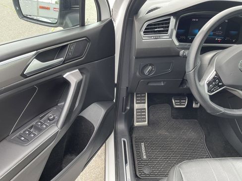 Used 2023 Volkswagen Tiguan SE R-Line AWD/4WD image 2