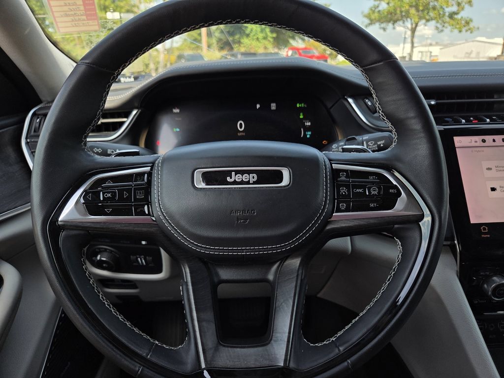 Used 2022 Jeep Grand Cherokee Overland w/ Advanced Protech Group III AWD/4WD image 26