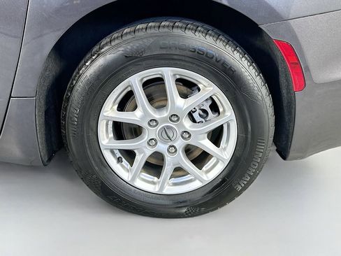 Used 2023 Chrysler Pacifica Touring-L FWD image 33