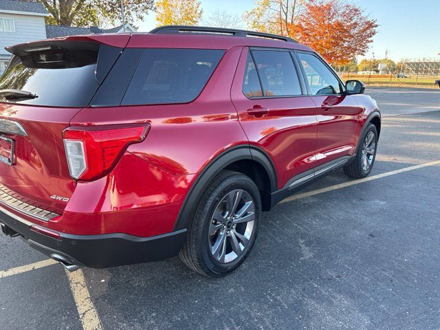 Used 2024 Ford Explorer XLT w/ Equipment Group 202A AWD/4WD image 3