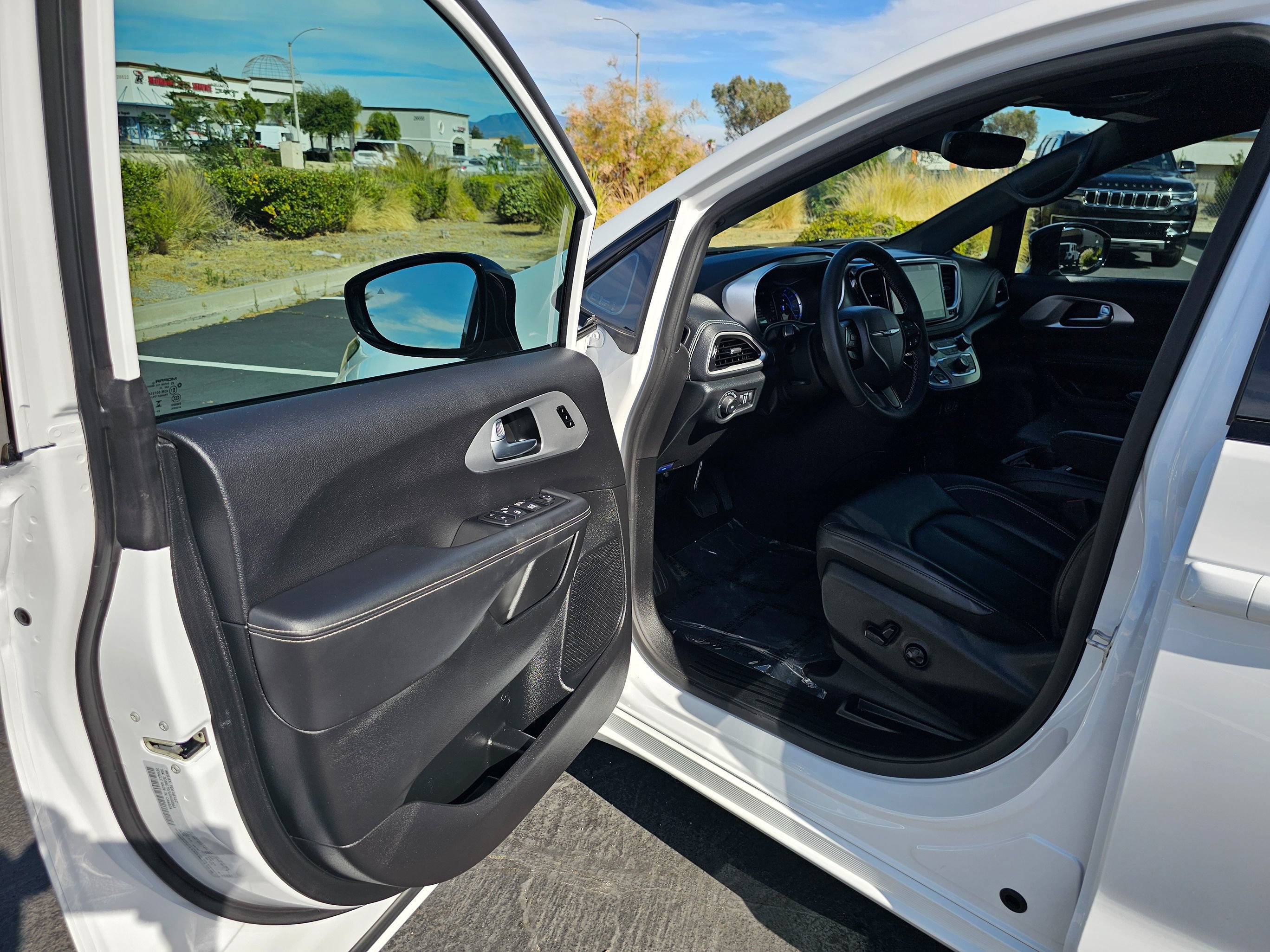Used 2024 Chrysler Pacifica Limited FWD image 15