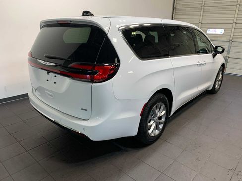 New 2026 Chrysler Pacifica Select image 3