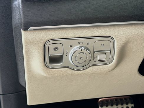Used 2023 Mercedes-Benz GLS 450 4MATIC image 11