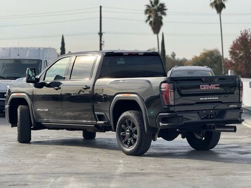 Used 2025 GMC Sierra 2500 AT4 image 2