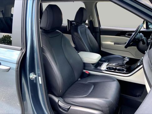 Used 2024 Kia Carnival EX FWD image 9