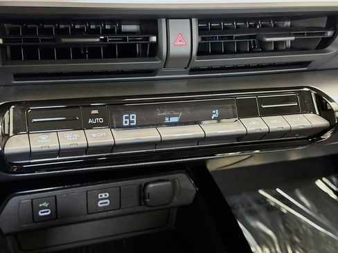 Used 2024 Toyota Prius LE image 10