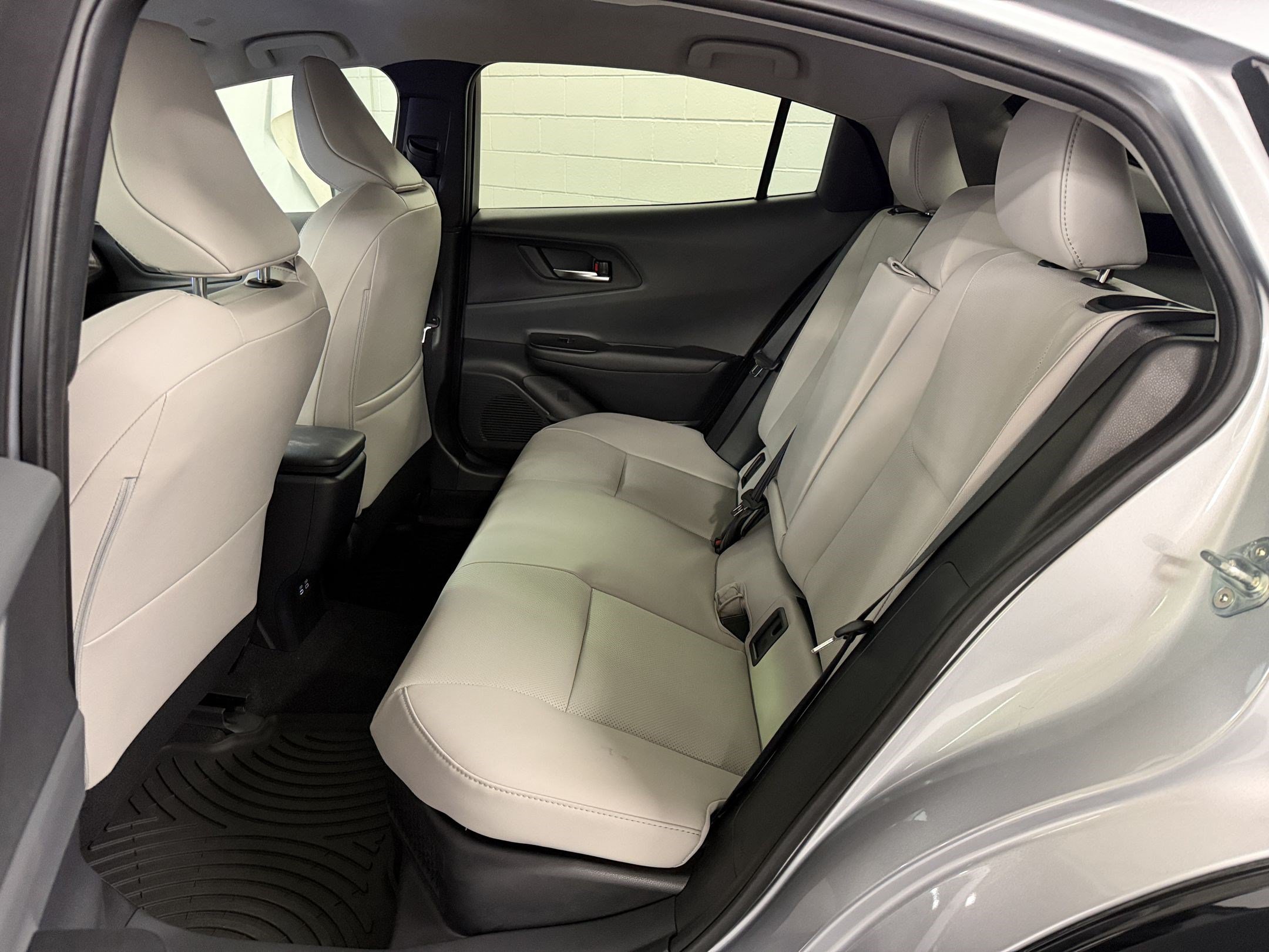 Used 2024 Toyota Prius XLE FWD image 24