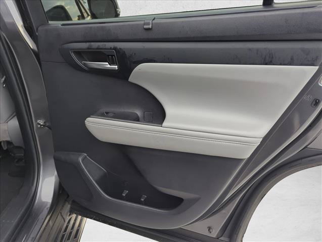 Used 2022 Toyota Highlander XLE FWD image 28