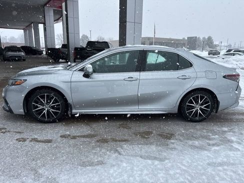 Used 2024 Toyota Camry SE image 4