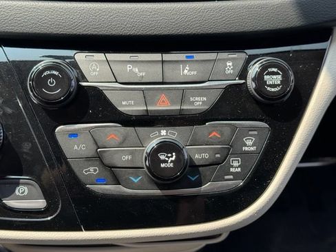 Used 2024 Chrysler Pacifica Touring-L FWD image 20