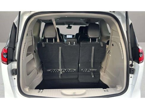 Used 2024 Chrysler Pacifica Touring-L image 10