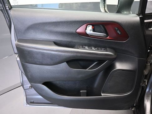 Used 2020 Chrysler Pacifica Touring-L image 9