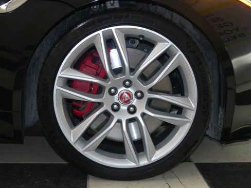 Used 2017 Jaguar F-TYPE R image 32