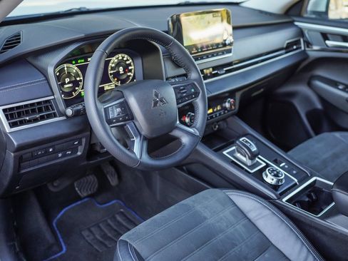 Used 2023 Mitsubishi Outlander SE image 19