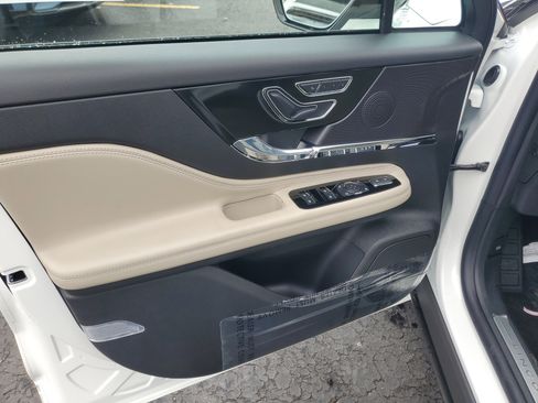 New 2026 Lincoln Corsair Premiere image 8