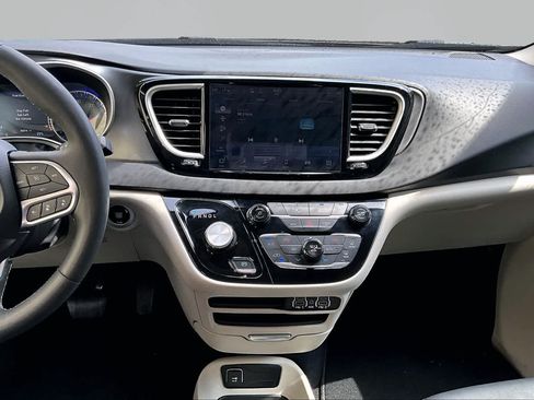 Used 2024 Chrysler Pacifica Touring-L FWD image 7