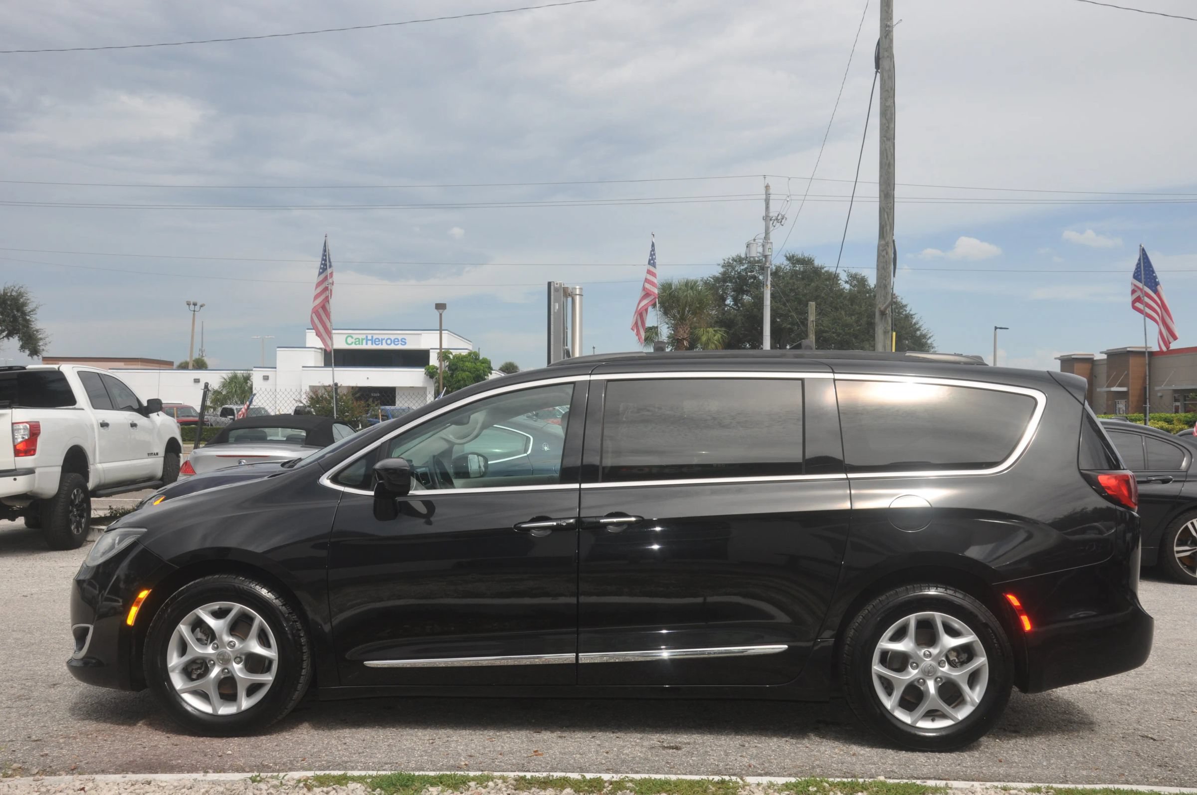 Used 2017 Chrysler Pacifica Touring-L w/ Tire & Wheel Group FWD image 5