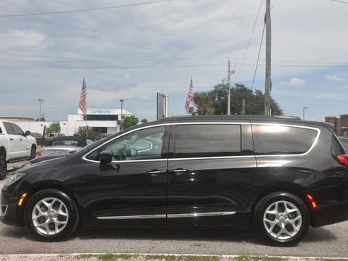 Used 2017 Chrysler Pacifica Touring-L w/ Tire & Wheel Group FWD image 5
