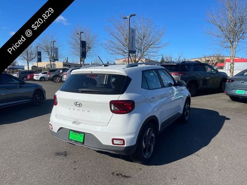 Used 2025 Hyundai Venue SEL image 3