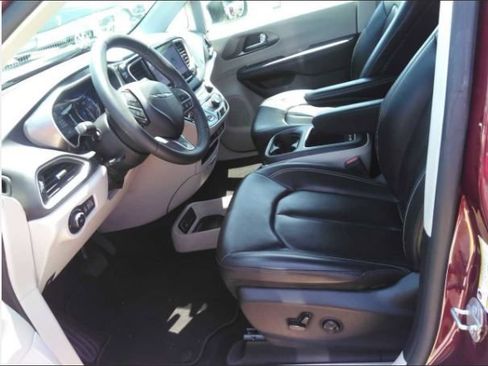 Used 2023 Chrysler Pacifica Touring-L FWD image 5