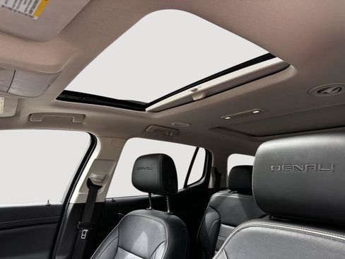 Used 2023 GMC Acadia Denali w/ Denali Ultimate Package FWD image 18