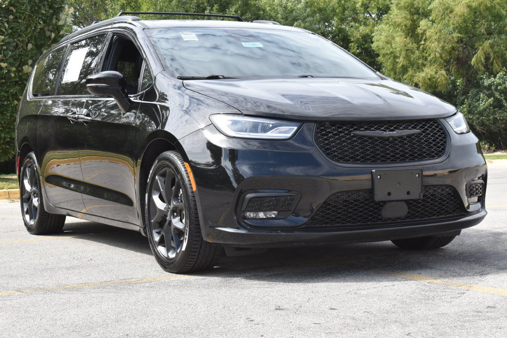 Used 2025 Chrysler Pacifica Limited FWD image 2