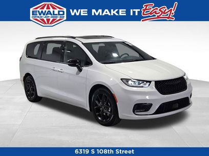 New 2026 Chrysler Pacifica Limited w/ S Appearance Package