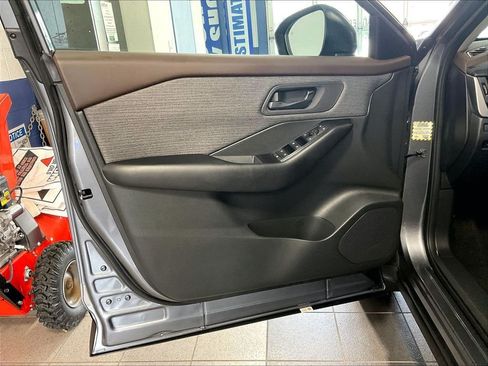 Used 2023 Nissan Rogue S AWD/4WD image 9