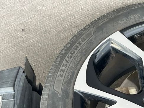 Used 2021 Toyota C-HR XLE image 8