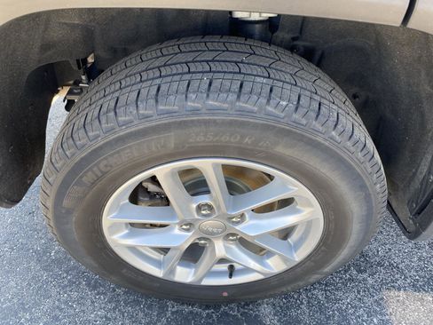 Used 2023 Jeep Grand Cherokee Laredo AWD/4WD image 42