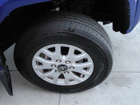 Used 2025 Toyota Tacoma SR5 AWD/4WD image 32