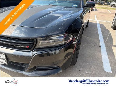 Used 2017 Dodge Charger SE w/ Blacktop Package RWD image 2