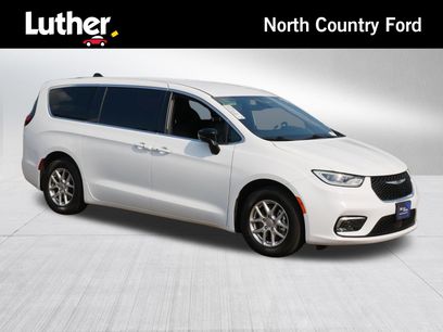Used 2025 Chrysler Pacifica Select