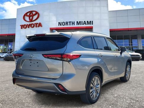 Used 2023 Toyota Highlander Platinum image 4