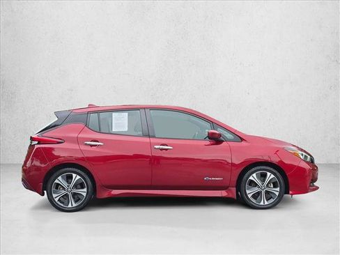 Used 2018 Nissan Leaf SV w/ SV Technology Package FWD image 4