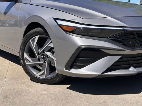 Used 2025 Hyundai Elantra Sport image 2