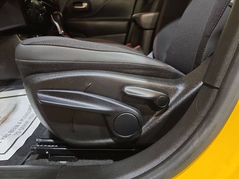 Used 2023 Jeep Renegade Trailhawk AWD/4WD image 14