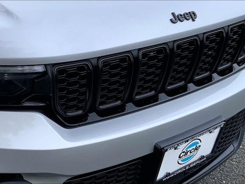 Certified 2025 Jeep Grand Cherokee Altitude image 24