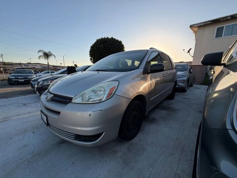 Used 2004 Toyota Sienna CE image 1