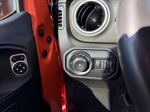 Used 2018 Jeep Wrangler Rubicon image 14