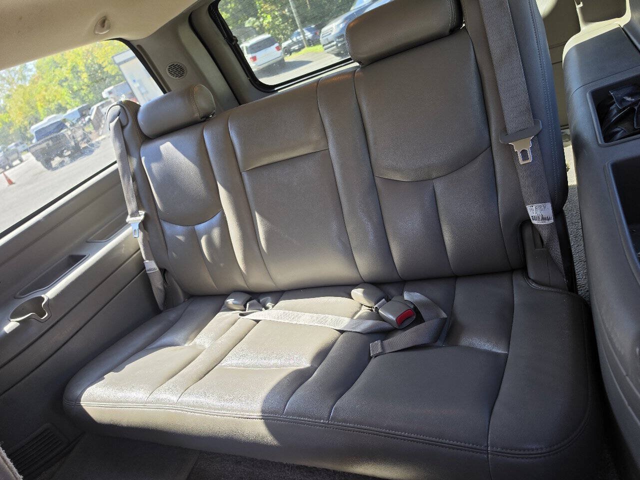 Used 2003 GMC Yukon XL SLT w/ 1SD Preferred Equipment Group AWD/4WD image 2