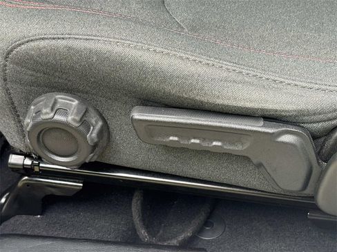 Used 2025 Jeep Wrangler Unlimited Rubicon image 16