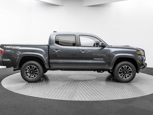Used 2021 Toyota Tacoma TRD Sport w/ Technology Package image 9