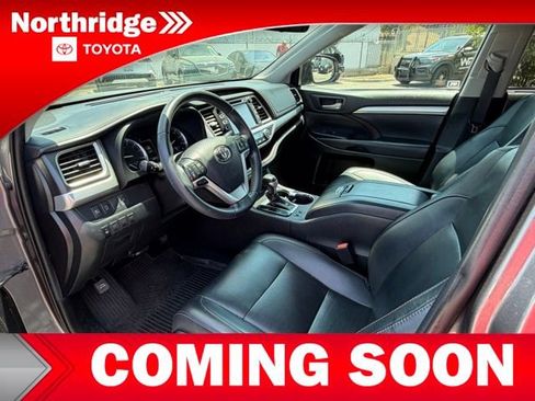 Used 2019 Toyota Highlander XLE FWD image 4