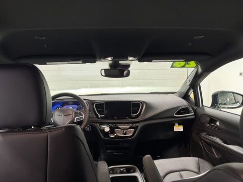 New 2026 Chrysler Pacifica Select image 14